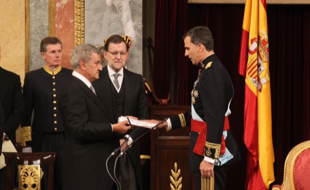 Su Majestad el Rey jura fidelidad a la Constitución Española y desempeñar fielmente su cargo